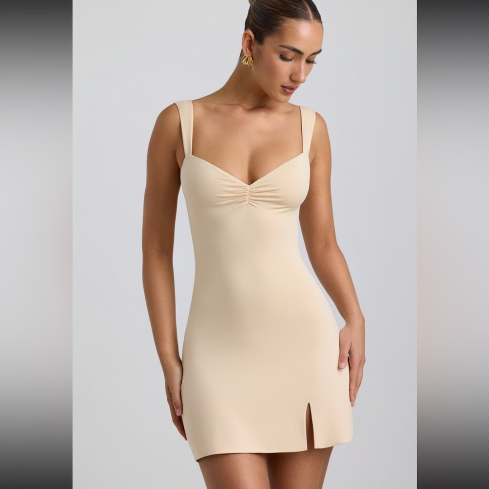 EMERSYN Slinky Jersey Ruched V-Back Mini
Dress in Buttercream Oh Polly